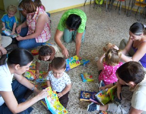 Niños disfrutando de la lectura en el programa Soy bebé y me gusta leer